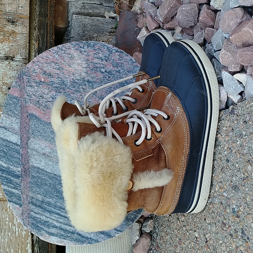 Crocs allcast luxe duck boots leather waterproof shearling lined 8